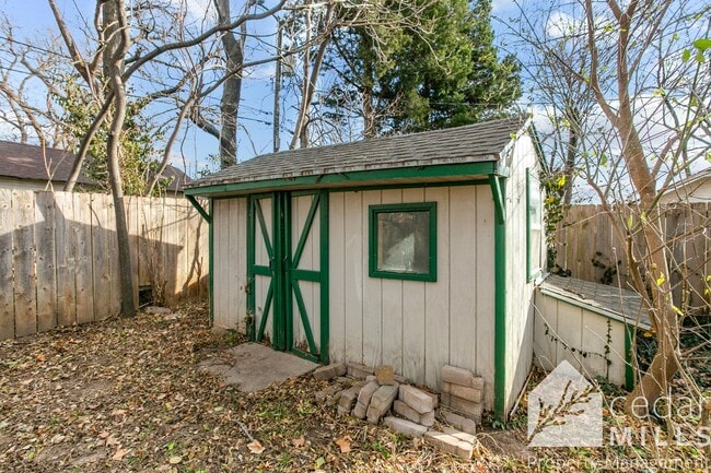 Building Photo - College Hill Gem!