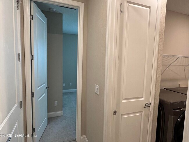 Building Photo - 211 Diamondback Ave