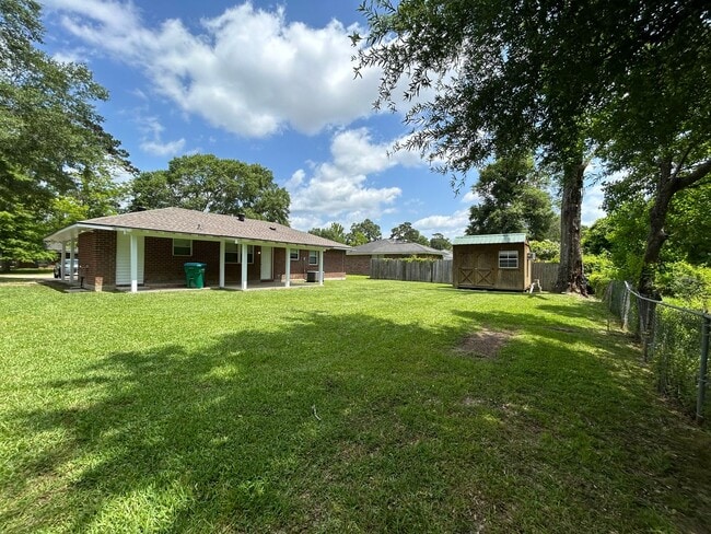 Building Photo - Great home in a Great Denham Springs Location