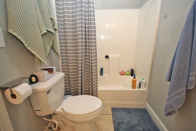 Building Photo - Stylish Apartment Living in the Heart of t...