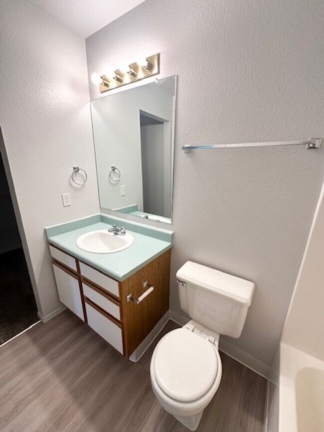 Building Photo - Fully renovated apartment in 2024 coming soon!