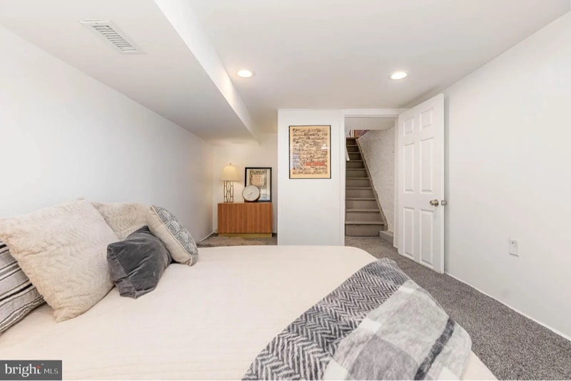 Building Photo - 708 S Curley St