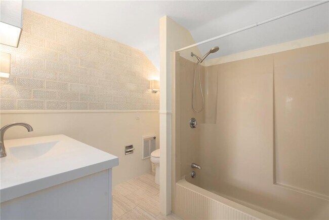 Building Photo - 56 Fort Ave