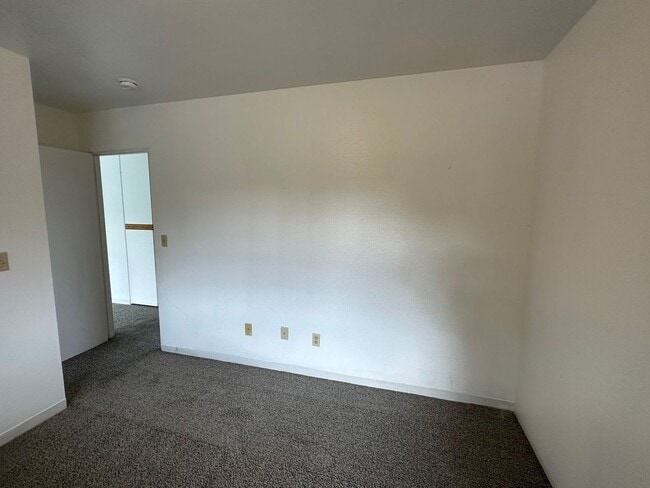 Building Photo - 2 BD, 1 BA Apartment Nestled Back on a Culd-de-Sac