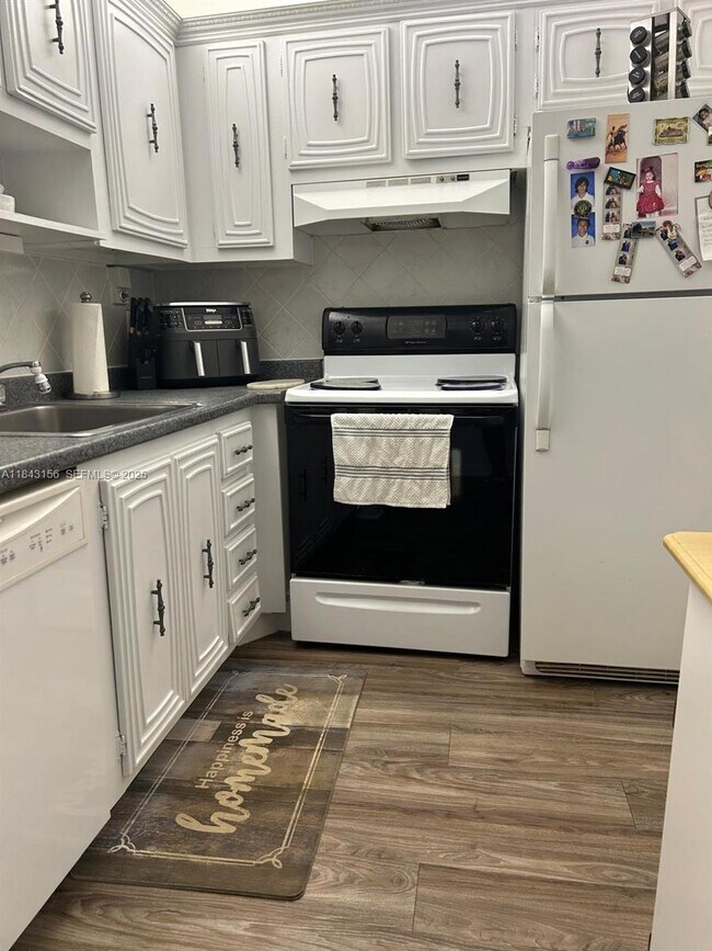 Building Photo - 2851 Somerset Dr