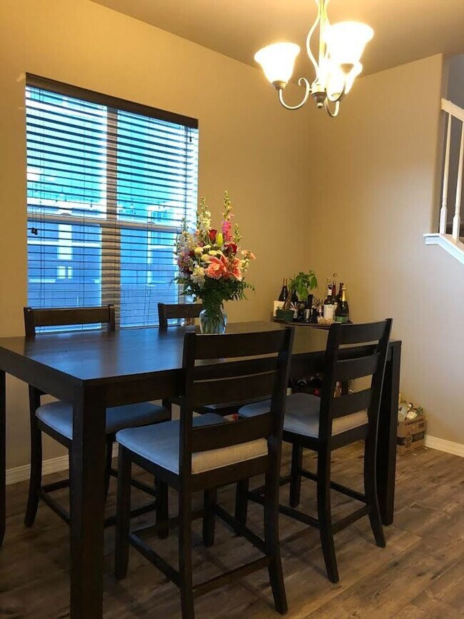 Building Photo - 3bd, 2.5ba 2car West Side Beauty, Built in...