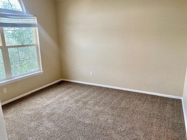 Building Photo - 1124 Meadow Oaks Dr