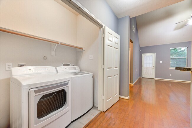 Building Photo - 2931 Meadowglen Cove