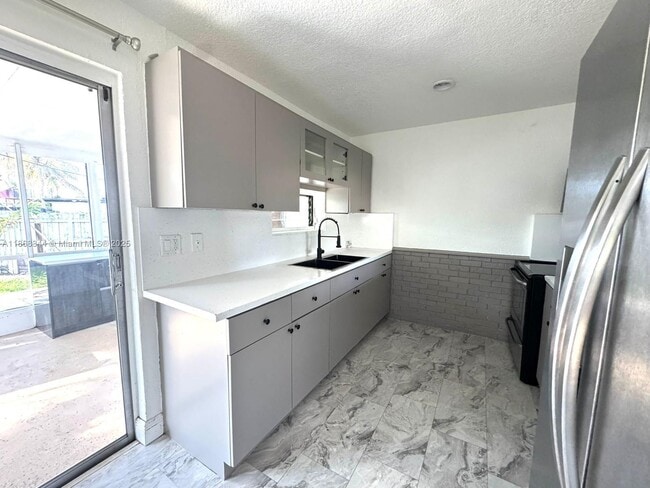Building Photo - 4119 SW 49th St