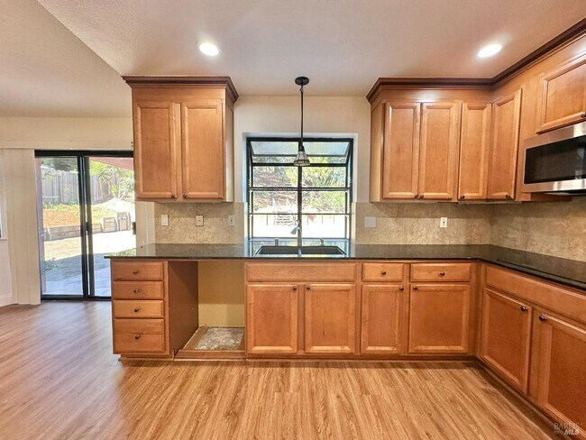 Building Photo - 768 Rose Dr