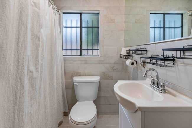 Building Photo - 2 bedroom / 1 bathroom available for rent ...