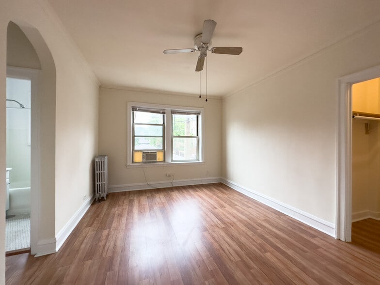 Building Photo - 2536 N Sawyer Ave