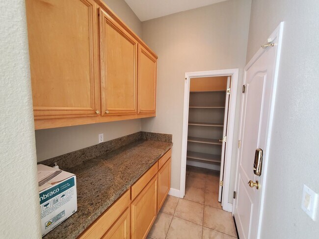 Building Photo - STUNNING SPACIOUS 5 BEDROOM HOME IN CONCOR...