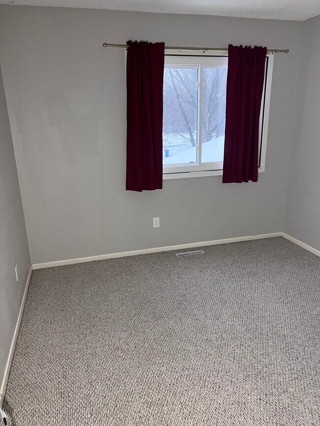 2nd upstairs bedroom - 1274 Greenbriar Ct
