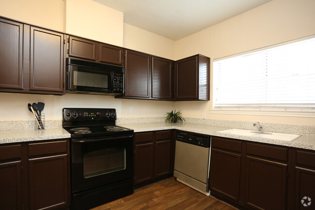 Sapphire Kitchen - Covington Pointe Apartments