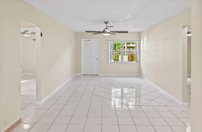 Building Photo - 400 NE 15th Ct
