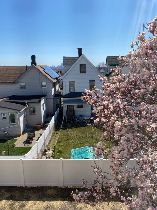 Building Photo - 464 Chestnut St