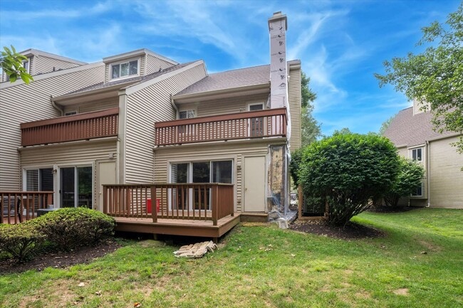 Building Photo - Now Available – 2 Bed / 1.5 Bath End Unit ...