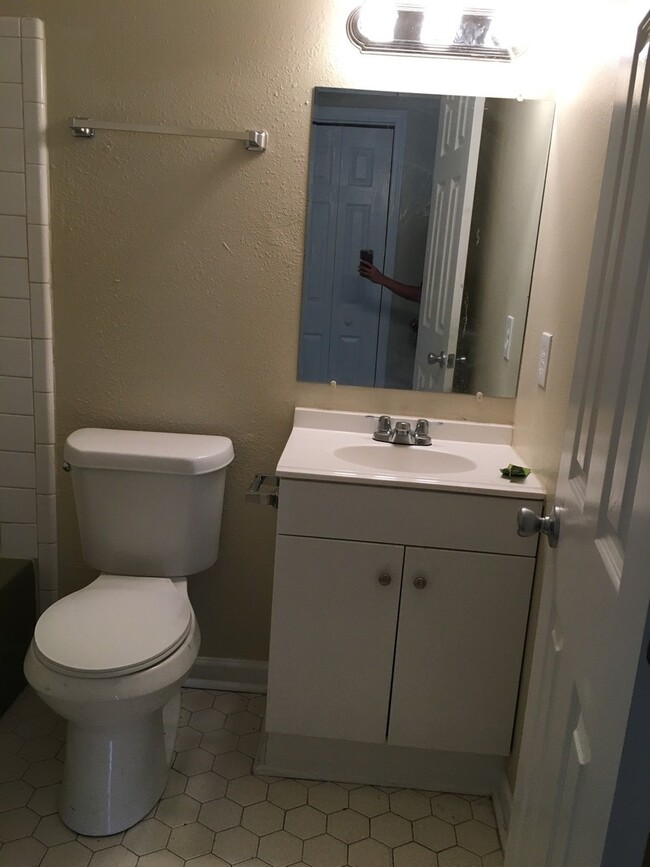 Building Photo - Efficient 2 Bed/1 Bath Duplex Unit in Spri...