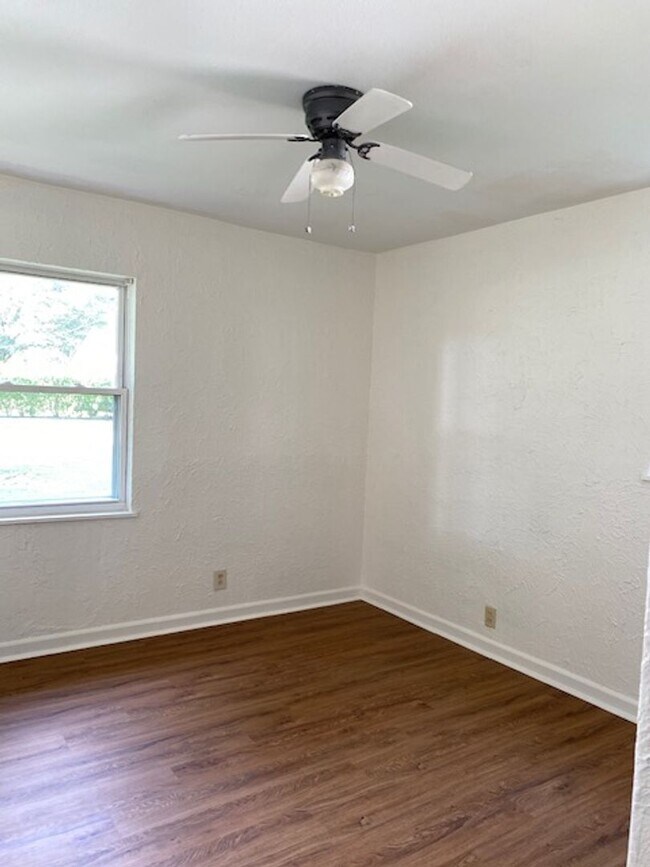 Building Photo - Three Bedroom, 1.5 Bath Home with Garage, Large Backyard!!