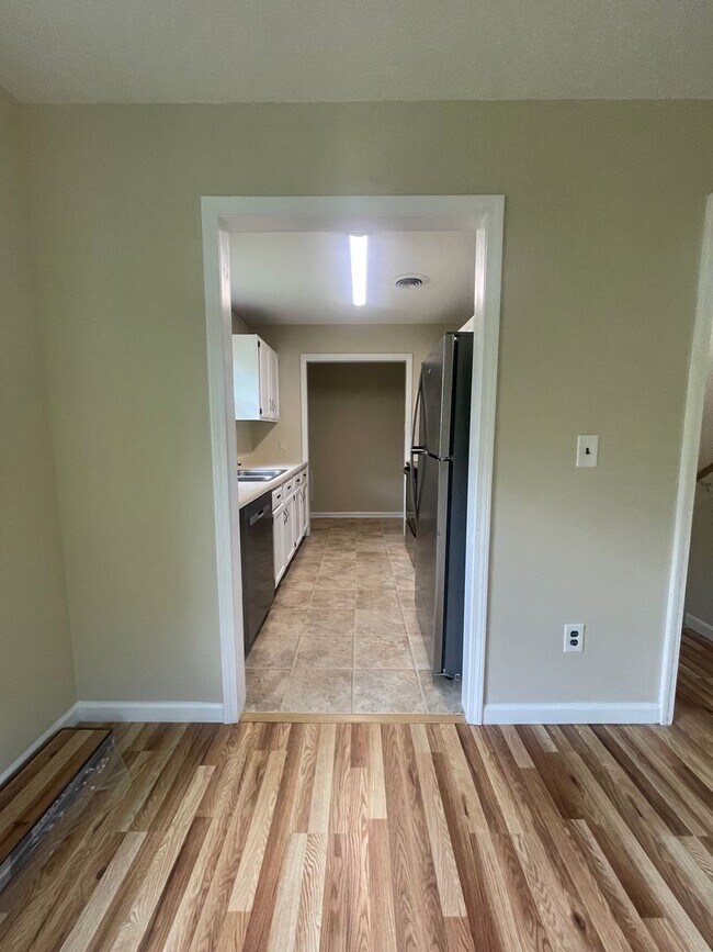 Building Photo - Great Location to Local Amenities