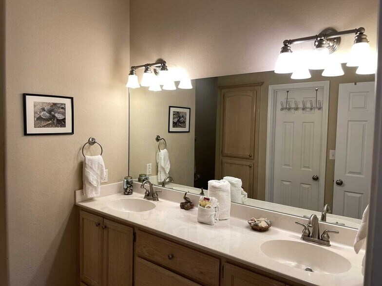 Building Photo - 126 Pike St