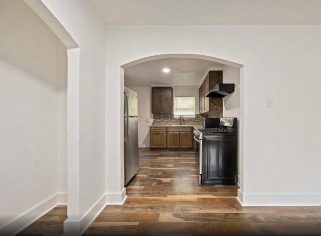 Building Photo - 6043 Lyndhurst Dr