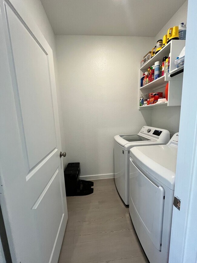 Building Photo - Beautiful Newer 3-2-2 with WOW Yard! May 2026 Move-in!