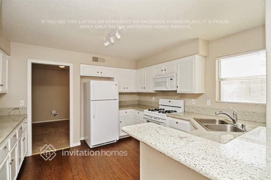 Building Photo - 3301 Hyannis Cir