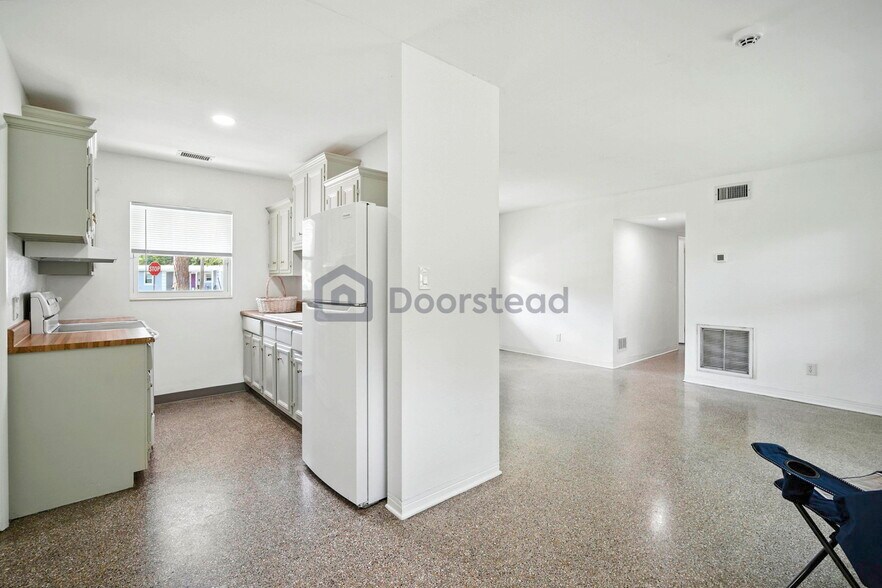 Building Photo - 4291 Porpoise Dr SE