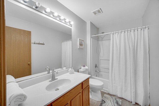 Building Photo - 2427 Silverstone Dr