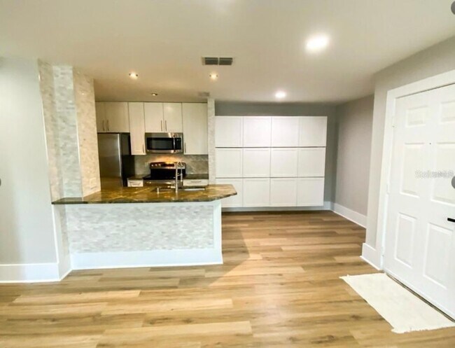 Building Photo - 1400 Gandy Blvd N