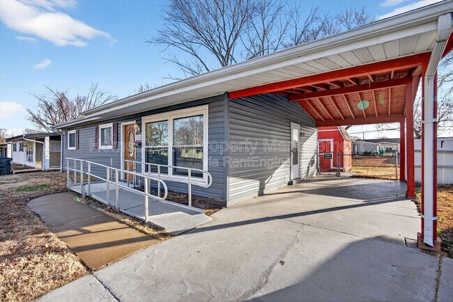 Building Photo - 1700 Kay Dr