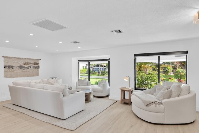 Building Photo - 3210 Palm Dr