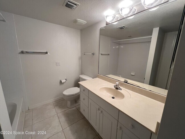 Building Photo - 7048 Sevilla Ct