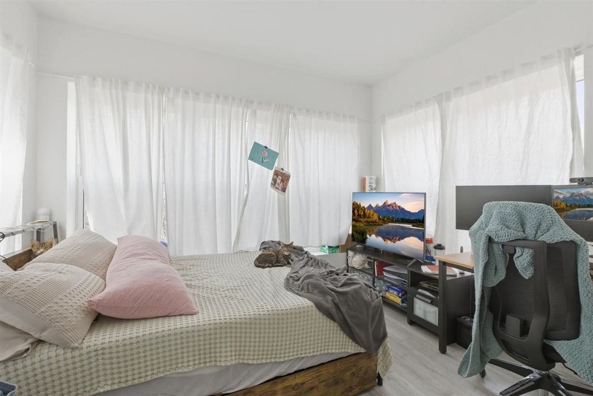 Building Photo - 4939 N St Louis Ave