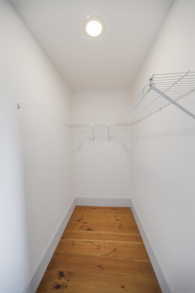 Building Photo - 564 Main St