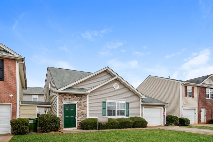 Building Photo - 145 Meadowridge Dr