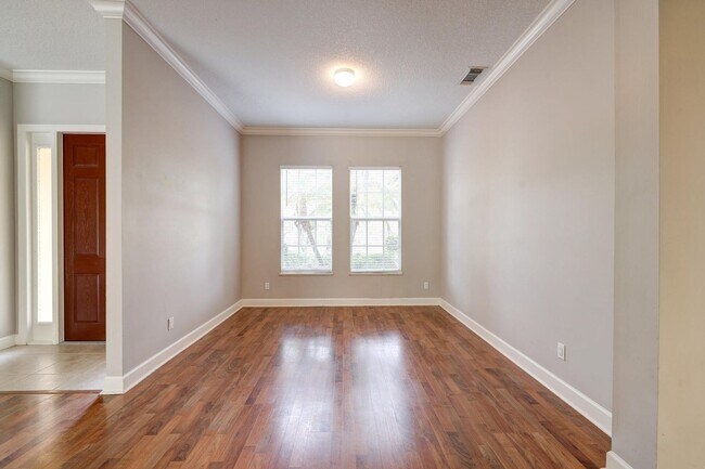 Building Photo - 833 SW Vineland Ct