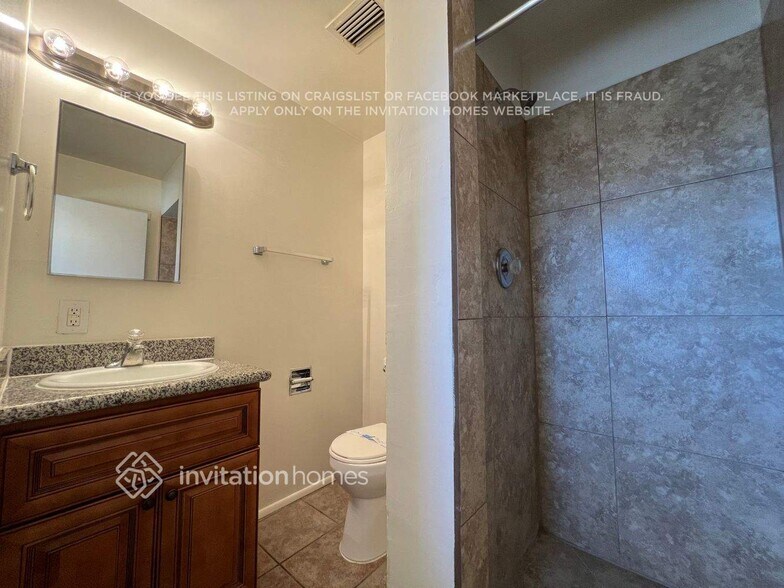 Building Photo - 400 N Sunset Dr