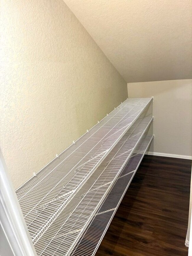 Building Photo - 2 WEEKS FREE! Spacious Townhome!