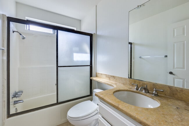 Building Photo - 13959 Victory Blvd