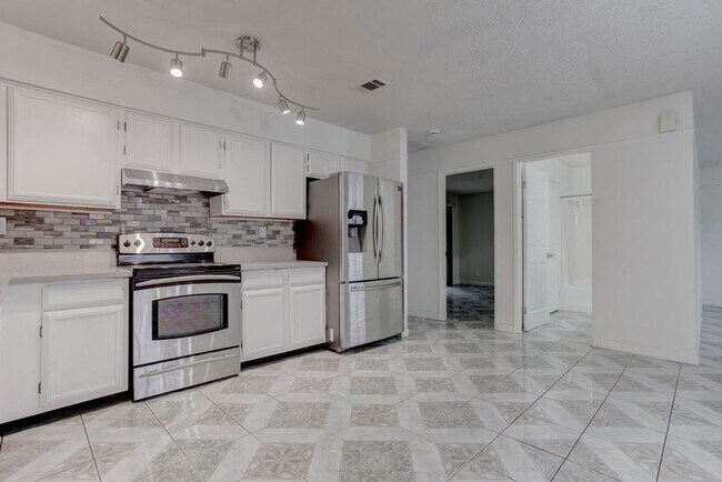 Building Photo - 808 Hedge Way