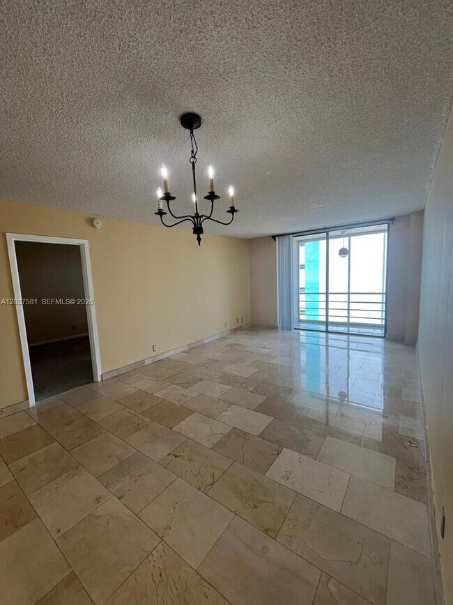 Building Photo - 2821 N Miami Beach Blvd