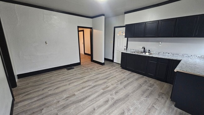 Primary Photo - 118-118.5-1185 Wood St