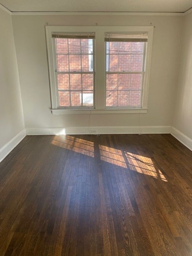 Building Photo - 2 Bedroom 1.5 Bathroom Duplex-