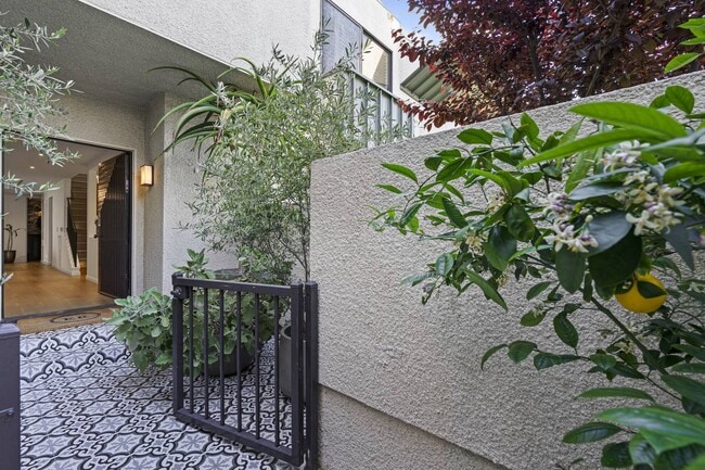 Building Photo - 2237 Century Hill