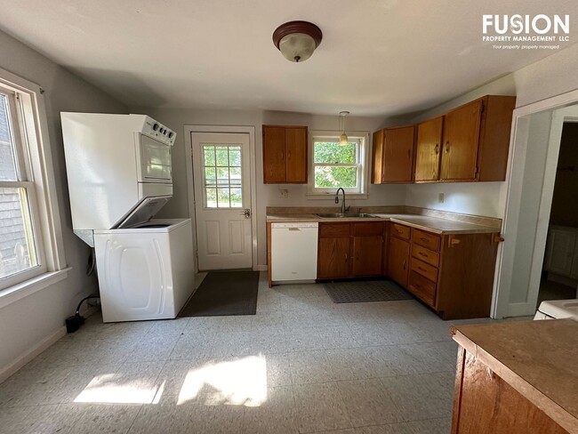 Building Photo - Spacious 3-Bedroom Home Close to UVM Medic...