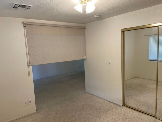 Building Photo - One Bedroom Condo with Den in Southeast Reno