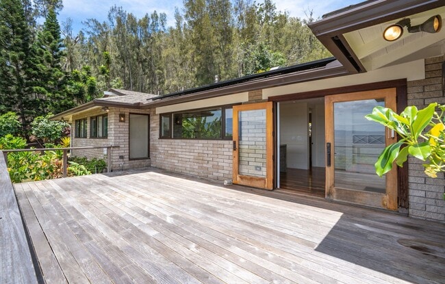 Building Photo - Beautiful Custom Built Home in Wailuku Heights, 2 Bed/3 Bath with Flex Room, Magnificent Ocean/Mo...